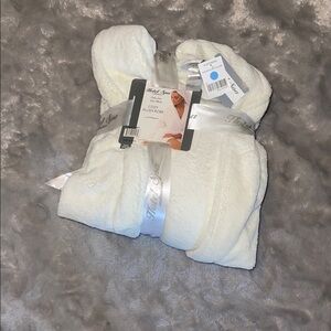 Hotel Spa Collection White Cozy Plush Robe One Size Fits Most NWT
